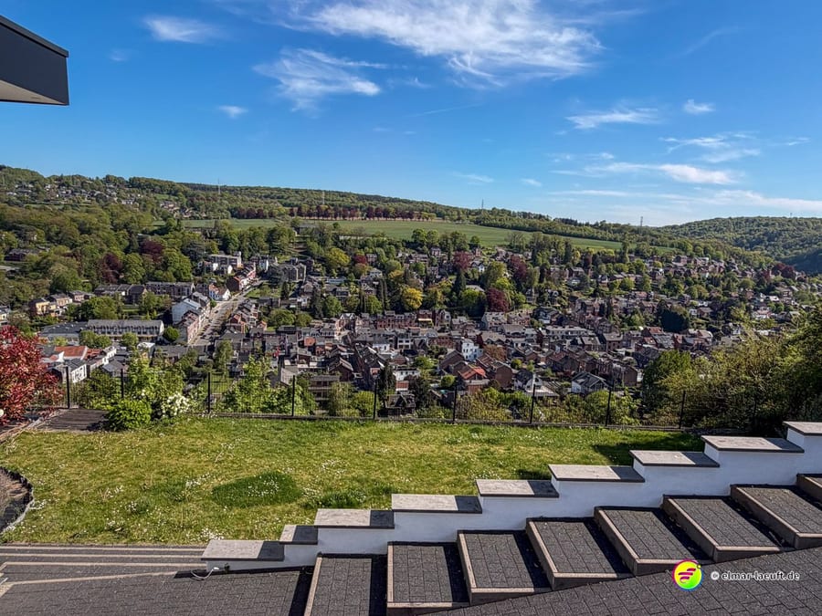 Blick über die Dächer des Ortes, im Vordergrund eine breite Treppenanlage.