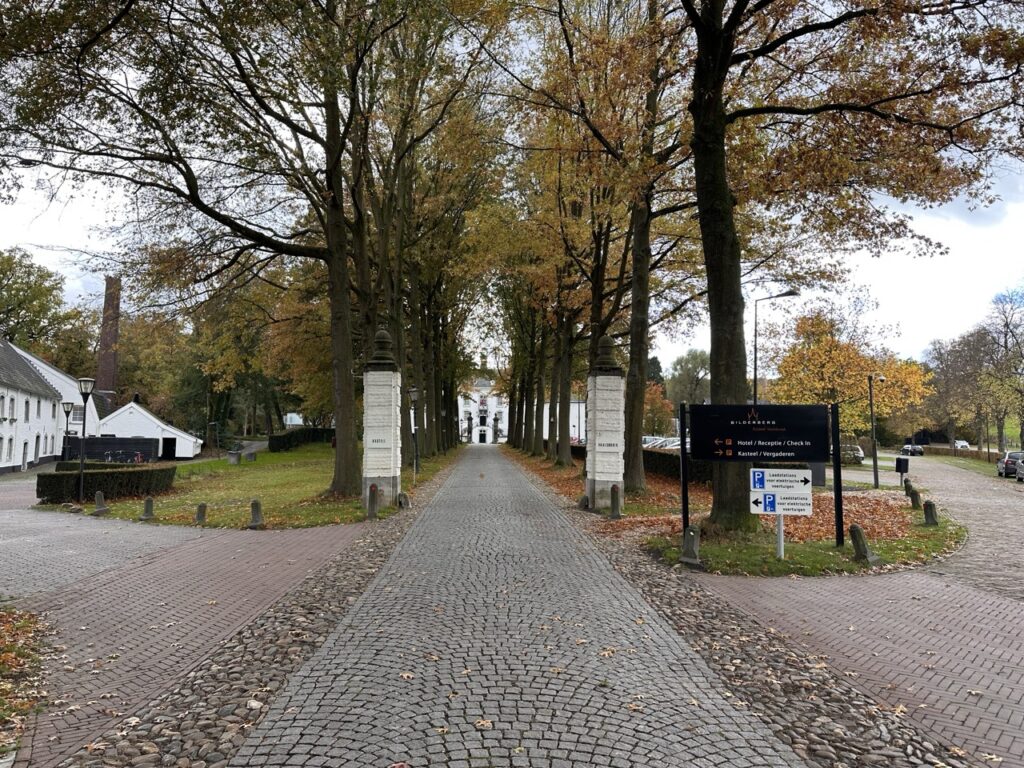 Baumallee auf dem Weg zum Vaalserberg